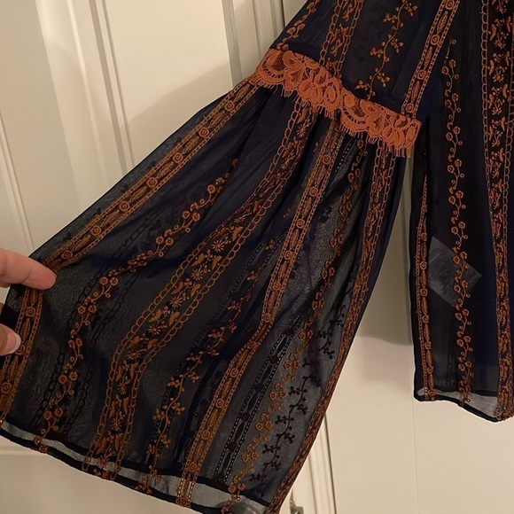 BCBG MAXAZRIA women’s XXS‎ Bell sleeve, sheer long sleeve top navy & rust color - Picture 4 of 11